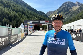 Eric Bénet, à l'arrivée de son 35ème Grand Raid, devant l'arche des championnats du Monde.