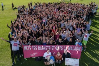 Ils ont tous enfilé leurs baskets ce mercredi pour l'association ELA Suisse. Sur la photo, Fabrice Ballestraz (tout devant, à gauche) et Pascal Priamo (devant, à droite), en compagnie de Théo Mathys (au milieu), ainsi que des plus de 550 élèves du CO et de leurs titulaires.