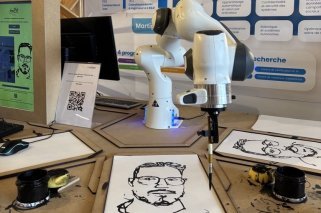 Le robot drozBot qui transforme des photographies en portraits dessinés.