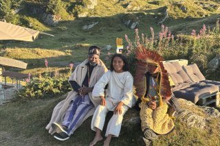 De gauche à droite sur la photo : Sa Majesté Akoyi Atawé Oussou Lio, prince du peuple Tolinou au Bénin, Narciso, messager du peuple Kogis originaire des montagnes de la Sierra Nevada de Santa Marta en Colombie et le cacique Ninawa, leader spirituel du peuple Huni Kui au Brésil.