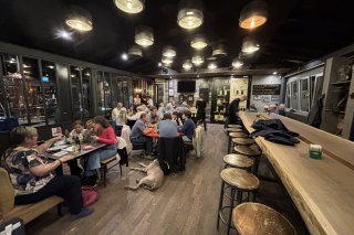 Environ quarante personnes ont pris place autour des tables pour pratiquer l’une des sept langues proposées : français, allemand, espagnol, italien, anglais, haut-valaisan ou patois.