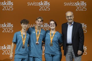 Le Valaisan Evan Monnet (à gauche), médaillé d'argent dans la catégorie Assistant en soins et santé communautaire, avec le conseiller fédéral Guy Parmelin