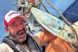 L’aventurier valaisan Xavier Rosset traverse actuellement l’océan Atlantique, seul sur son voilier.