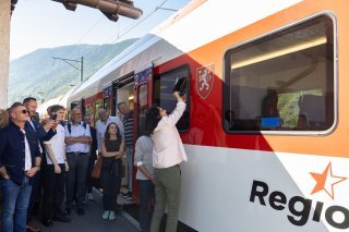 La mise en service de la rame "La Romaine" à l’horaire 2026 marque une nouvelle étape dans le développement du transport régional valaisan, explique RegionAlps