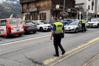A Vex, deux agents de la police cantonale arrêtent les automobilistes pour leur distribuer une brochure de prévention accompagnée d'un petit parfum.