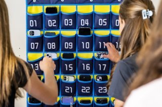 Depuis ce matin, les élèves valaisans ne peuvent plus utiliser leur téléphone portable dans un établissement scolaire. A Naters, ils sont invités à laisser leur smartphone dans un casier sécurisé.