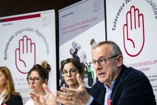 Pour Eric Bonvin (tout à droite), le directeur general de l’Hôpital du Valais, cette démarche veut générer un dialogue avec les patients et les familles et préserver les collaborateurs de l’institution.
