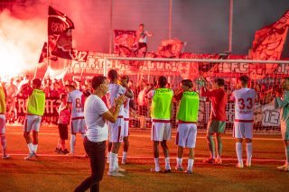 Didier Tholot et ses joueurs ont célébré avec leurs supporters après la rencontre.