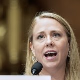 "Etes-vous un homme blanc qui a subi de la discrimination au travail en raison de votre sexe ou de votre race? Vous pourriez avoir le droit de demander une indemnisation", explique Andrea Lucas, la présidente de cette agence, dans une vidéo publiée mercredi sur X. KEYSTONE/AP/MARIAM ZUHAIB