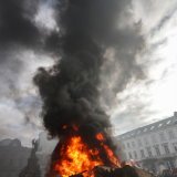Jeudi à Bruxelles, en marge du sommet européen entre chefs d'Etat et de gouvernement, des milliers d'agriculteurs sont venus faire entendre leur colère. Pneus en feu, jets de pommes de terre et de projectiles auxquels ont répondu des canons à eau et des tirs de gaz lacrymogènes de la police. KEYSTONE/EPA/OLIVIER MATTHYS