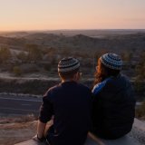 De jeunes Israéliens du mouvement d'extrême droite des colons sur une colline surplombant la bande de Gaza, lors d'un rassemblement pour soutenir une annexion du territoire palestinien par Israël. KEYSTONE/AP/Maya Levin
