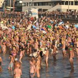 Surfers et nageurs ont rendu hommage aux victimes de l'attentat de Bondi, vendredi, à la plage de Bondi. KEYSTONE/EPA/MICK TSIKAS