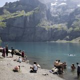 La Suisse - ici le lac d'Oeschinen (BE) a la cote auprès des touristes. Le nombre de nuitées passées en Suisse passera un nouveau record en 2025 selon Suisse Tourisme. KEYSTONE/ANTHONY ANEX