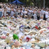 Hommages déposés sur la plage de Bondi, où l'attaque a eu lieu. KEYSTONE/EPA AAP/MICK TSIKAS