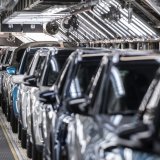 Les hybrides ont représenté 34,6% du marché des voitures neuves vendues de janvier à novembre 2025 dans l'Union européenne. (archives) KEYSTONE/EPA MTI/ZSOLT SZIGETVARY