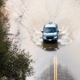 Un énorme couloir de pluies dit "rivière atmosphérique", transportant de la vapeur d'eau emmagasinée dans les tropiques, doit traverser le sud de la Californie jusqu'à la fin de semaine. KEYSTONE/AP/Noah Berger