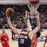 Yanic Konan Niederhäuser (qui défend sur Alperen Sengun) et les Clippers ont battu Houston mardi KEYSTONE/AP/Jae C. Hong