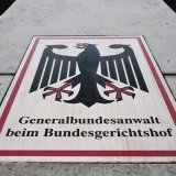 Plus de sept mois après son arrestation en Suisse, un espion présumé au profit de la Russie a été présenté à Karlsruhe à la justice fédérale allemande. Keystone/DPA/ULI DECK