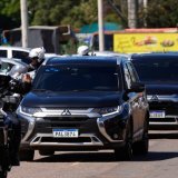 C'est sous haute sécurité que l'ancien président brésilien Jair Bolsonaro a été transporté de la prison où il purge sa peine jusqu'à l'hôpital DF Star, où il doit être opéré d'une hernie jeudi. KEYSTONE/AP/Eraldo Peres