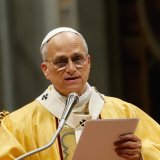 Pour sa première messe du réveillon de Noël, le pape Léon XIV a prononcé une homélie très religieuse sans évoquer directement de sujet d'actualité. KEYSTONE/EPA/GIUSEPPE LAMI
