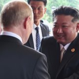 Outre en 2024 en Corée du Nord, Vladimir Poutine (de dos) et Kim Jong-un se sont rencontrés en septembre à Pékin (archives). KEYSTONE/AP Pool Sputnik Kremlin/ALEXANDER KAZAKOV