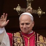 Le pape Léon XIV salue la foule après avoir prononcé la bénédiction Urbi et Orbi le jour de Noël depuis le balcon principal de la basilique Saint-Pierre au Vatican jeudi 25 décembre 2025. KEYSTONE/AP/Gregorio Borgia