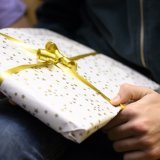 Un nombre croissant de Français proposent leurs cadeaux sur des sites de revente. KEYSTONE/LAURENT GILLIERON