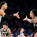 Wembanyama (à gauche) et les Spurs ont à nouveau battu le Thunder jeudi KEYSTONE/AP/Gerald Leong