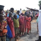 Des personnes visitent vendredi le site d'une attaque américaine à Jabo, dans le nord-ouest du pays. KEYSTONE/AP/Tunde Omolehin