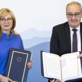 Le conseiller fédéral Guy Parmelin et la commissaire européenne à la recherche Ekaterina Sachariewa ont signé en novembre à Berne le contrat de participation de la Suisse aux programmes de l'UE. La Suisse est ainsi à nouveau associée à Horizon Europe, avec effet rétroactif au 1er janvier. (archives) KEYSTONE/PETER KLAUNZER