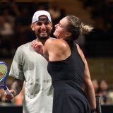 Nick Kyrgios (de face) a battu la numéro 1 mondiale Aryna Sabalenka. KEYSTONE/EPA/Christopher Pike / POOL