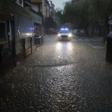 Des vidéos diffusées sur les réseaux sociaux montraient dans la nuit de samedi à dimanche les rues de plusieurs villages du sud de l'Espagne inondées, les services de secours s'attelant de leur côté à les nettoyer dans la matinée. KEYSTONE/EPA/KAI FORSTERLING