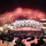 Des centaines de milliers de spectateurs ont admiré le feu d'artifice à Sydney pour fêter le passage à 2026. KEYSTONE/EPA/DAN HIMBRECHTS