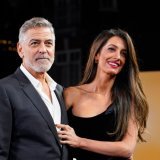 La naturalisation du couple Clooney et ses deux enfants fait aussi du bruit en France en plein resserrement des conditions d'accès à la citoyenneté. KEYSTONE/AP/Alberto Pezzali