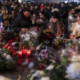 Des bougies et des fleurs ont été déposées à proximité du bar "Le Constellation" qui a pris feu dans la nuit de Nouvel An. KEYSTONE/ALESSANDRO DELLA VALLE