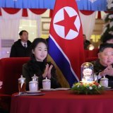 Kim Ju Ae (au centre), la fille du dirigeant nord-coréen Kim Jong Un, a fait sa première visite au mausolée où reposent son grand-père et arrière grand-père. KEYSTONE/EPA/KCNA