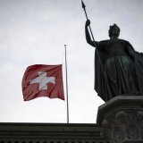 Vendredi matin, les drapeaux flottant sur le Palais fédéral ont été descendus à mi-mât, en signe de deuil après le drame de Crans-Montana, qui a fait une quarantaine de morts et 115 blessés. KEYSTONE/EPA/ANTHONY ANEX