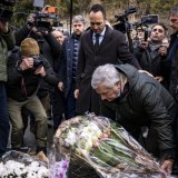 Accompagné de Mathias Reynard, le chef de la diplomatie italienne Antonio Tajani a déposé une gerbe devant le bar "Le Constellation". KEYSTONE/EPA/JEAN-CHRISTOPHE BOTT