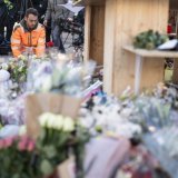Alors que des centaines de gerbes de fleurs sont déposées sur les lieux du drame, la commune de Crans-Montana a décidé de se porter partie civile. KEYSTONE/EPA/ALESSANDRO DELLA VALLE