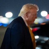 Le président américain a affirmé dimanche que l'Iran serait frappé "très durement" si des manifestants étaient tués. KEYSTONE/AP/Alex Brandon