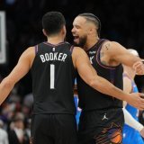 Devin Booker est félicité par Dillon Brooks après avoir inscrit le panier de la gagne face à OKC KEYSTONE/AP/Rick Scuteri