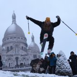 La neige fait aussi des heureux sous le Sacré-Coeur, au centre de Paris. KEYSTONE/AP/Aurelien Morissard