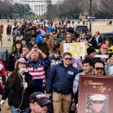 Les manifestants se sont rassemblés devant la Maison-Blanche, là où Donald Trump avait prononcé un discours enflammé le 6 janvier 2021, puis se sont ensuite dirigés vers le Capitole, reprenant la route qu'avaient prise les assaillants cinq ans auparavant. KEYSTONE/EPA/AARON SCHWARTZ