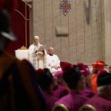 Ce "consistoire extraordinaire" répond à une demande formulée par les cardinaux avant l'élection de Léon XIV en mai (archives). KEYSTONE/AP/Andrew Medichini