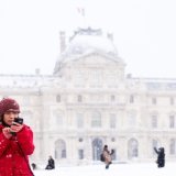 Comme la grève a été suspendue, le Louvre sous la neige a pu ouvrir mercredi. Photo KEYSTONE/EPA/Teresa Suarez