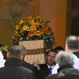 Le cercueil de Brigitte Bardot recouvert de simple rotin est porté à l'issue de la cérémonie pour sa dernière demeure au cimetière marin. KEYSTONE/AP/Philippe Magoni