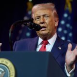 Donald Trump a dénoncé la "stupidité" des sénateurs républicains ayant appuyé la motion démocrate (archives). KEYSTONE/AP/Evan Vucci