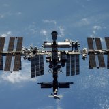 L'ISS, qui se trouve à 400 km d'altitude, a commencé à être assemblée en 1998. Sa mise à la retraite était prévue en 2024, mais la NASA a estimé qu'elle pouvait fonctionner jusqu'en 2030 (archives). KEYSTONE/AP Roscosmos State Space Corporation