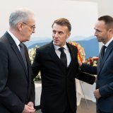 Le président français Emmanuel Macron a été reçu à Martigny par Guy Parmelin et Mathias Reynard. KEYSTONE/AP/Michael Buholzer