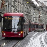 La Suisse a marqué une minute de silence vendredi à 14h00. Dans plusieurs villes, comme à Berne, les transports publics étaient à l'arrêt. KEYSTONE/PETER SCHNEIDER